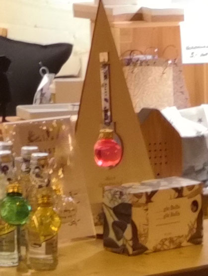 gin aeijst – die christbaumkugeln sind wieder da gin aeijst - die christbaumkugeln sind wieder da